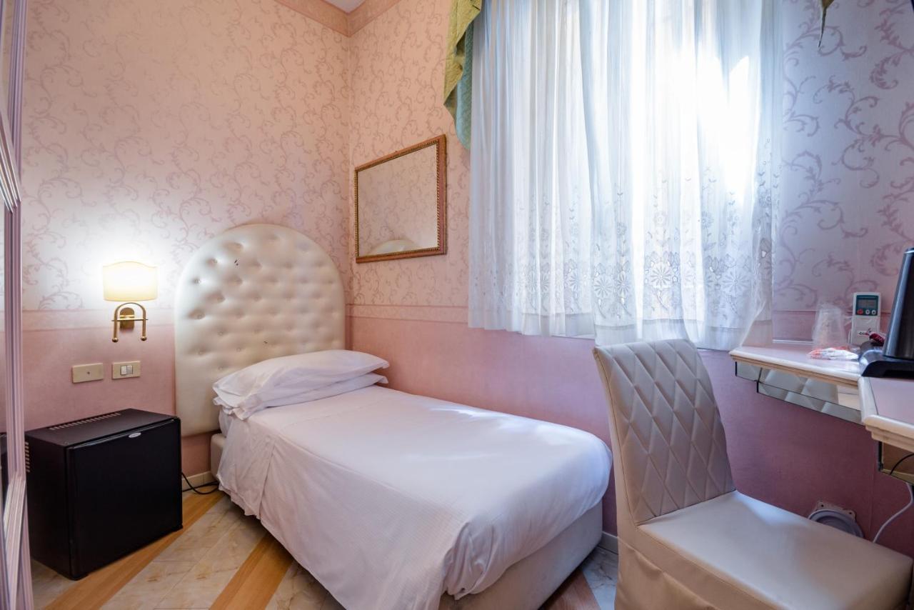 Residenza Due Torri Check In Presso Vicolo Cattani 7 Gasthof